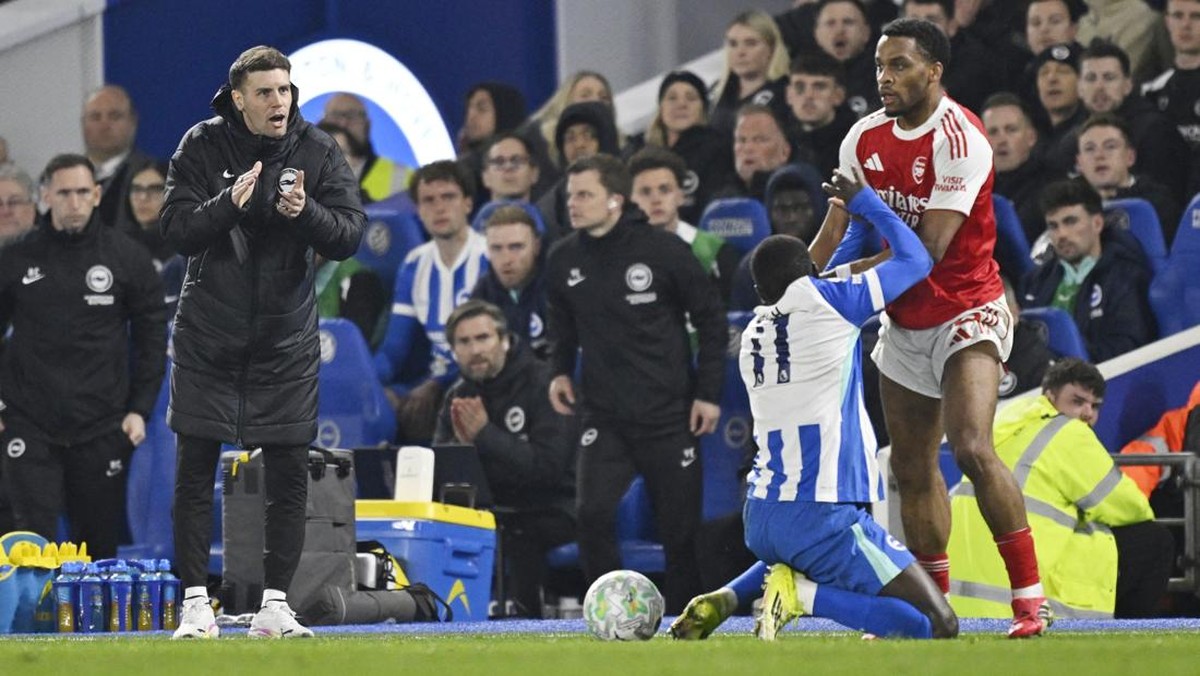 Manajer Brighton Fabian Hurzeler mengkritik gaya main Arsenal. (REUTERS/TONY O BRIEN)