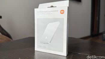 Mulai dari Xiaomi UltraThin Magnetic Power Bank 5000 15W, yang sesuai namanya merupakan power bank super tipis dengan kapasitas 5.000 mAh dan kecepatan pengisian daya 15W. Foto: Virgina Maulita Putri/detikinet