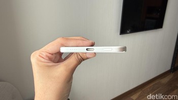Salah satu sisinya diisi port USB-C untuk mengisi daya, lampu indikator, dan tombol untuk mengecek sisa daya. Foto: Virgina Maulita Putri/detikinet