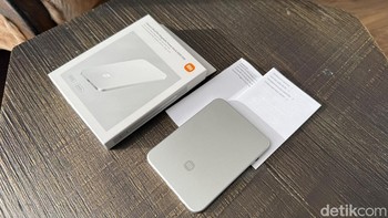 Oh ya, power bank Xiaomi ini juga bisa dipakai untuk mengisi daya dua perangkat secara bersamaan. Satu perangkat diisi secara wireless, dan satunya lagi menggunakan kabel dengan kecepatan pengisian 22,5W. Foto: Virgina Maulita Putri/detikinet
