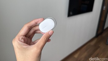 Gadget mungil dengan bobot 10 gram ini dilengkapi speaker yang akan berbunyi saat dicari dan rating IP69. Foto: Virgina Maulita Putri/detikinet