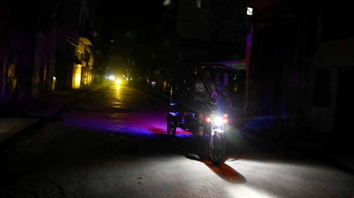 Sebagian besar wilayah di Kuba dilanda pemadaman listrik massal yang membuat banyak daerah berada dalam kondisi gelap gulita/ REUTERS/Norlys Perez