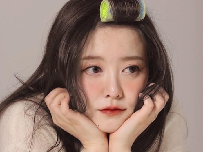 Goo Hye Sun menjual produk roll rambut KOOROLL seharga Rp 149 ribuan.