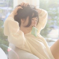 Berbeda dengan roll rambut tradisional, KOOROLL punya desain yang datar dan berbentuk persegi panjang sehingga dapat disesuaikan ukurannya. Goo Hye Sun mengaku terinspirasi dari kebiasannya sendiri untuk memakai roll rambut di tempat umum. Foto: dok. Instagram @kookoo900