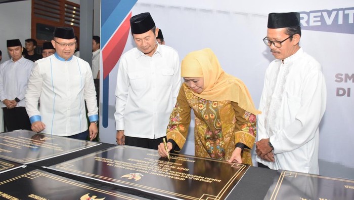 Gubernur Jatim, Khofifah Indar Parawansa, saat resmikan revitalisasi 51 sekolah di Lamongan dan Gresik