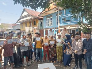 Gubernur Sulsel Salurkan Bantuan untuk Korban Angin Puting Beliung di Takalar