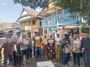 Gubernur Sulsel Salurkan Bantuan untuk Korban Angin Puting Beliung di Takalar
