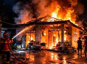 Pilu Ayah dan Anak Tewas Terjebak Api di Cirebon