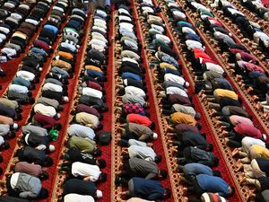 Jika Idulfitri Hari Jumat, Wajibkah Salat Jumat?
