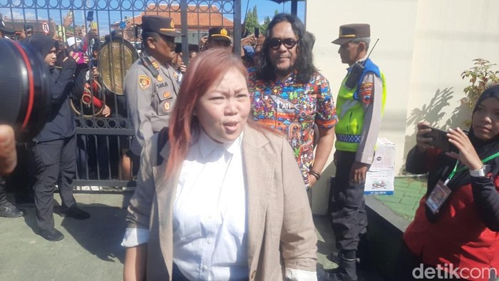 Inayah Wahid usai menghadiri sidang vonis Botok cs.
