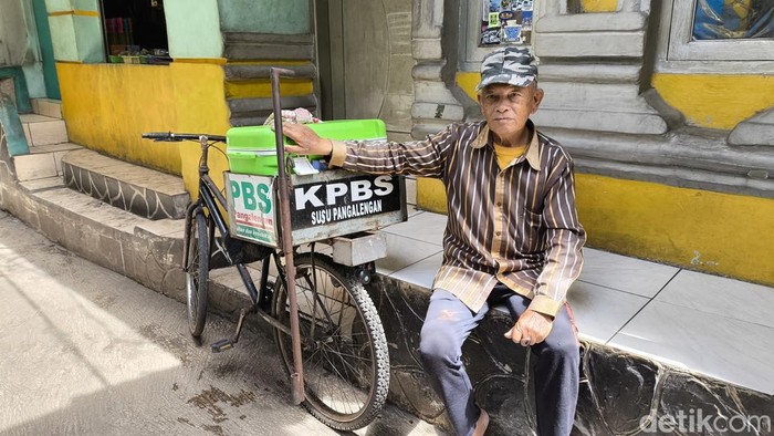 Iyos, penjual susu di Bandung.