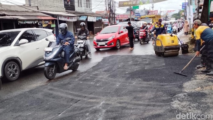 Dinas PUPR Depok Segera Perbaiki Jalan Rusak di Bojongsari, Mitigasi Risiko Pemotor Jatuh