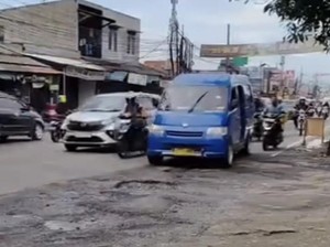 Jalan Rusak di Bojongsari Bikin Pemotor Jatuh, PUPR Depok Janji Perbaiki
