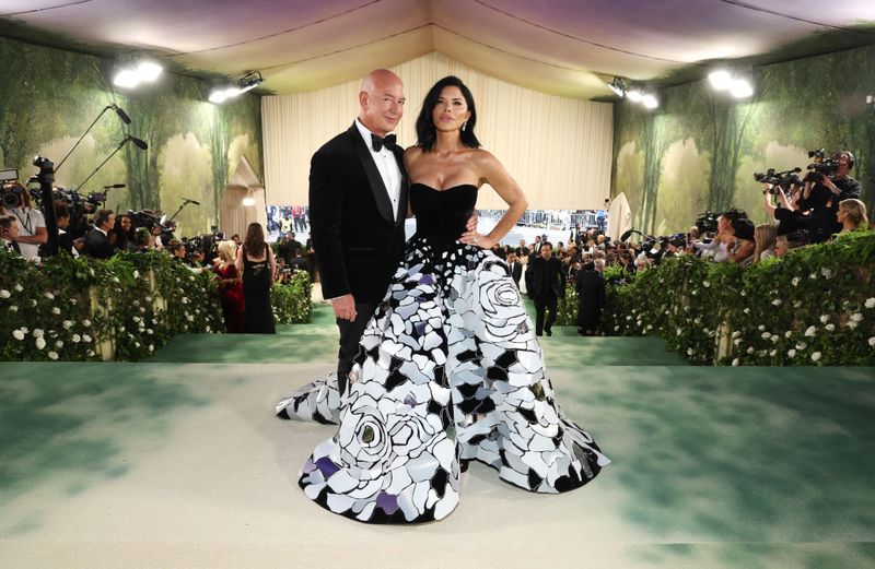 Jeff Bezos dan Lauren Sanchez di MET Gala 2024 NEW YORK, NEW YORK - MAY 06: Jeff Bezos and Lauren Sanchez attend The 2024 Met Gala Celebrating