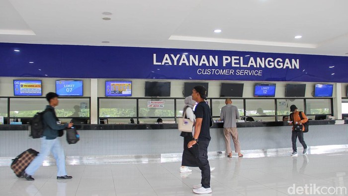 Aktivitas pembelian tiket bus mulai terlihat di Terminal Kampung Rambutan, Jakarta Timur, Kamis (5/3/2026). Sejumlah calon pemudik mempersiapkan perjalanan pulang kampung lebih awal.