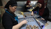 Meningkatnya permintaan membuat para pekerja menambah jam produksi hingga malam hari.