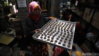 Produk tersebut dijual dengan harga mulai dari Rp68.000 hingga Rp175.000 per toples, tergantung jenis kue yang dipilih.