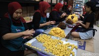 Sejumlah pelaku usaha rumahan tampak sibuk memproduksi berbagai jenis kue kering untuk memenuhi pesanan masyarakat yang bersiap menyambut hari raya.