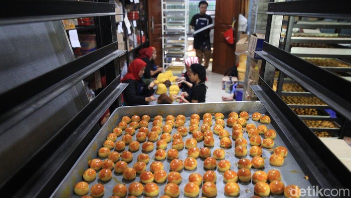 Jelang lebaran, permintaan kue kering di Tangerang mulai meningkat. Sejumlah pelaku usaha rumahan tampak sibuk memproduksi berbagai jenis kue kering untuk memenuhi pesanan masyarakat yang bersiap menyambut hari raya.