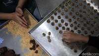Langkah tersebut dilakukan agar seluruh pesanan dapat diselesaikan tepat waktu menjelang Lebaran.