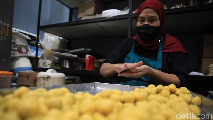 Jelang lebaran, permintaan kue kering di Tangerang mulai meningkat. Sejumlah pelaku usaha rumahan tampak sibuk memproduksi berbagai jenis kue kering untuk memenuhi pesanan masyarakat yang bersiap menyambut hari raya.