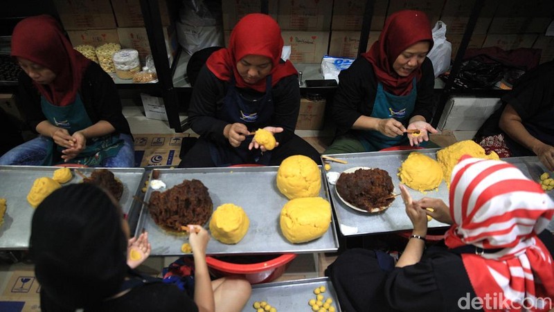 Jelang lebaran, permintaan kue kering di Tangerang mulai meningkat. Sejumlah pelaku usaha rumahan tampak sibuk memproduksi berbagai jenis kue kering untuk memenuhi pesanan masyarakat yang bersiap menyambut hari raya.