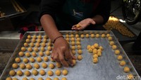 Sebanyak 23 pekerja setiap harinya mampu menyelesaikan sekitar 288 toples kue kering dengan 18 varian berbeda.