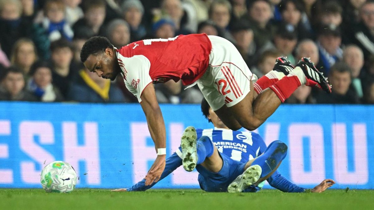 Bek Arsenal Jurrien Timber saat menghadapi Brighton & Hove Albion. (Foto: Arsenal FC via Getty Images/Stuart MacFarlane)