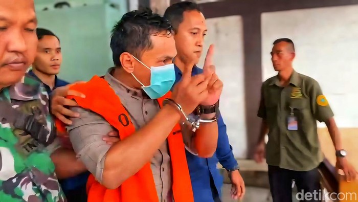 Kades di Sukabumi digiring aparat usai ditetapkan tersangka korupsi