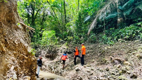 Tim SAR saat mencari kakek di Desa Nekbaun, Kecamatan Amarasi Barat, Kabupaten Kupang, NTT, Kamis (5/2/2026). (Dok. Kantor Pencarian dan Pertolongan Kelas A Kupang).