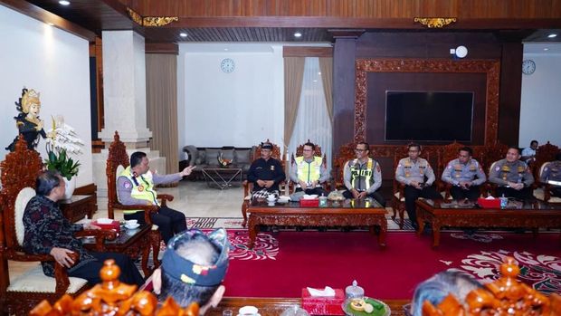 Kakorlantas Polri Irjen Agus Suryonugroho audiensi dengan Gubernur Bali I Wayan Koster di Kantor Gubernur, Kamis (5/3/2026).