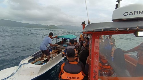 Tim SAR gabungan evakuasi nelayan dari kapal yang mengalami mati mesin di perairan Pulau Seraya, Labuan Bajo, Rabu (4/3/2026) sore. (Dok. Basarnas Maumere)