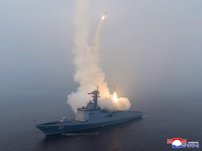 Timur Tengah Membara, Kim Jong Un Saksikan Uji Coba Kapal Perang Korut!