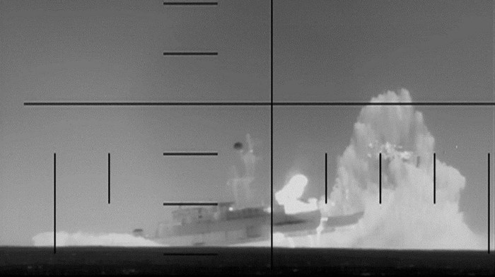 Cuplikan gambar ini dari video yang dirilis oleh Departemen Pertahanan AS pada 4 Maret 2026, menunjukkan apa yang menurut Departemen Pertahanan adalah rekaman periskop dari kapal selam Angkatan Laut AS yang menembaki dan menenggelamkan kapal perang I