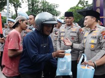 Kapolda Jatim Bagikan Ratusan Takjil ke Pengendara di Surabaya