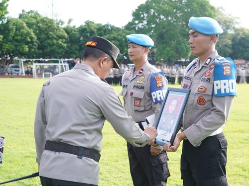 Kapolda NTB, Irjen Edy Murbowo mencoret foto Kompol I Made Yogi Purusa Utama saat upacara PTDH di Lapangan Bhara Daksa Polda NTB, Kamis (5/3/2026).