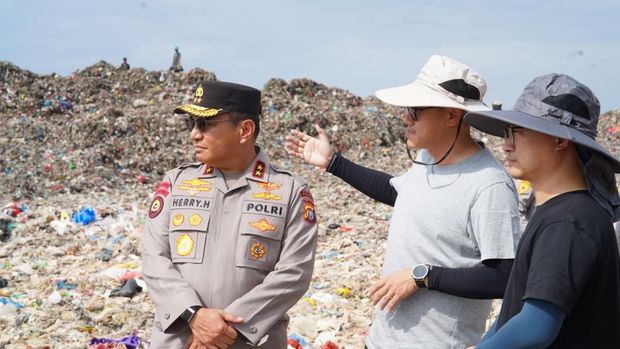 Kapolda Riau Irjen Pol Herry Heryawan meninjau pengelolaan sampah di TPA Muara Fajar, Pekanbaru, Kamis (5/2/2026).