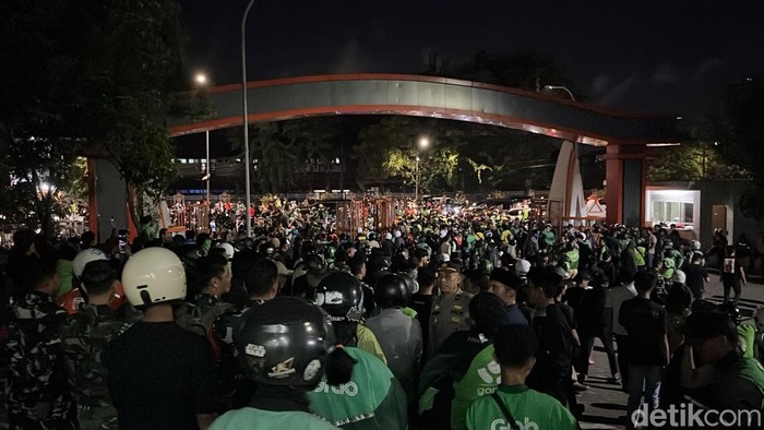 Kapolrestabes Makassar Kombes Arya Perdana menemui perwakilan massa ojol yang meringsek masuk kampus UNM usai aksi demonstrasi ricuh.