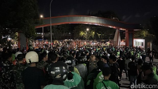 Kapolrestabes Makassar Kombes Arya Perdana menemui perwakilan massa ojol yang meringsek masuk kampus UNM usai aksi demonstrasi ricuh. Kapolrestabes Makassar Kombes Arya Perdana menemui perwakilan massa ojol yang meringsek masuk kampus UNM usai aksi demonstrasi ricuh.