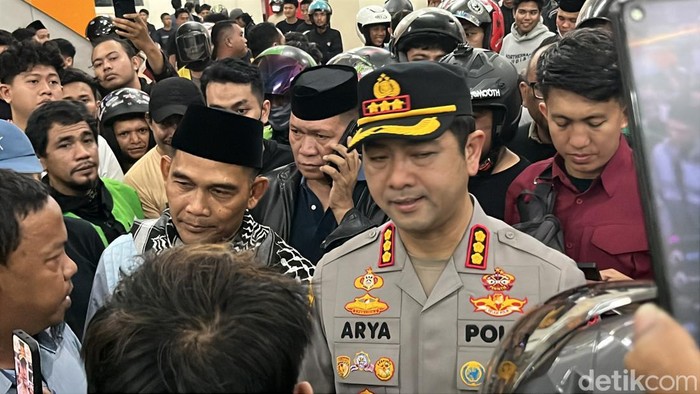 Kapolrestabes Makassar Kombes Arya Perdana menemui perwakilan massa ojol yang meringsek masuk kampus UNM usai aksi demonstrasi ricuh.