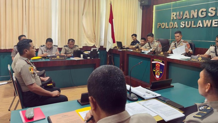 Kasat Narkoba Polres Torut AKP Arifan Efendi bersama Kanitnya, Aiptu Nasrul menjalani sidang KKEP di lantai IV Mapolda Sulsel, Kamis (5/3/2026).