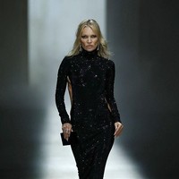 Foto: Kate Moss Kembali ke Catwalk Gucci, Seksi Pakai Gaun G-String