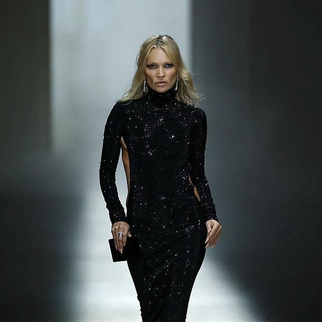 Foto: Kate Moss Kembali ke Catwalk Gucci, Seksi Pakai Gaun G-String