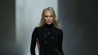 Foto: Kate Moss Kembali ke Catwalk Gucci, Seksi Pakai Gaun G-String