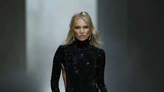 Foto: Kate Moss Kembali ke Catwalk Gucci, Seksi Pakai Gaun G-String