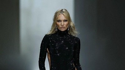 Foto: Kate Moss Kembali ke Catwalk Gucci, Seksi Pakai Gaun G-String
