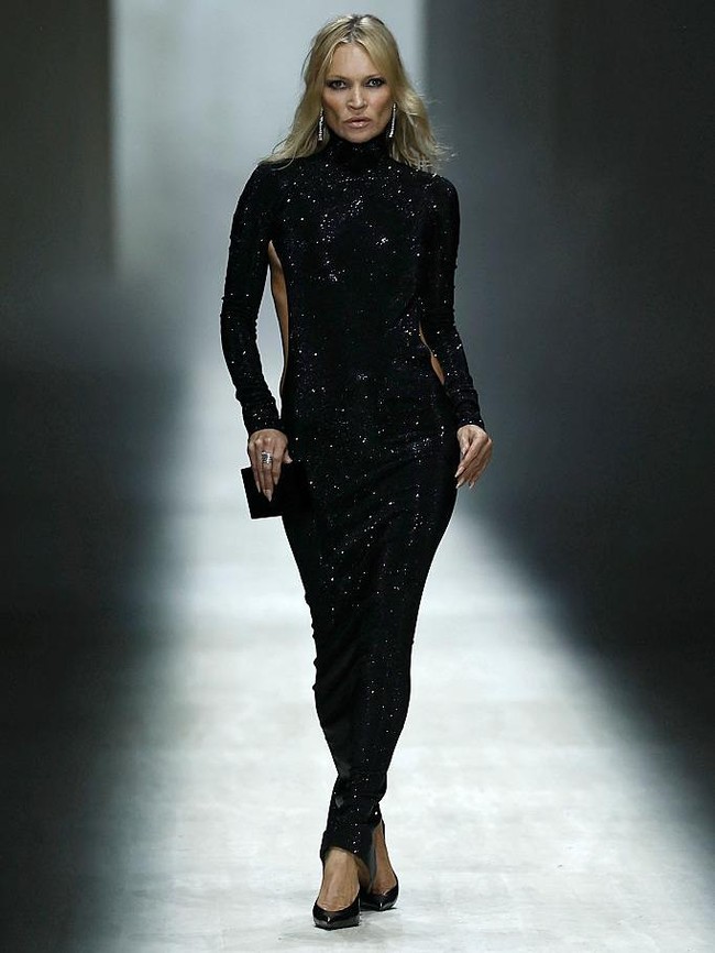Foto: Kate Moss Kembali ke Catwalk Gucci, Seksi Pakai Gaun G-String