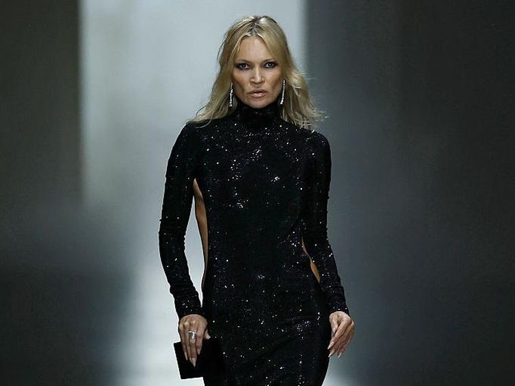 Foto: Kate Moss Kembali ke Catwalk Gucci, Seksi Pakai Gaun G-String