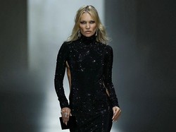 Foto: Kate Moss Kembali ke Catwalk Gucci, Seksi Pakai Gaun G-String