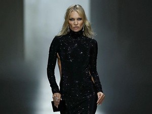 Foto: Kate Moss Kembali ke Catwalk Gucci, Seksi Pakai Gaun G-String